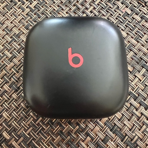 Beats by Dre Black Earbud Headphones - Picture 2 of 3